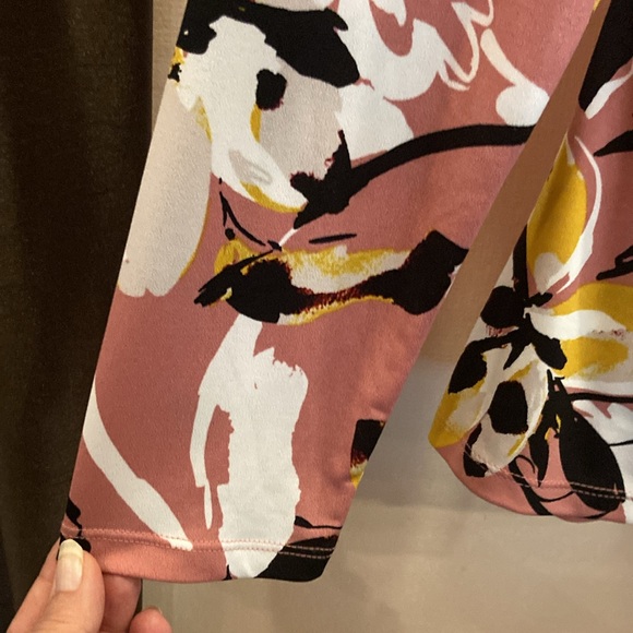 The Limited- mauve colored, floral, poly/ spandex blend beautiful blouse - Picture 4 of 7